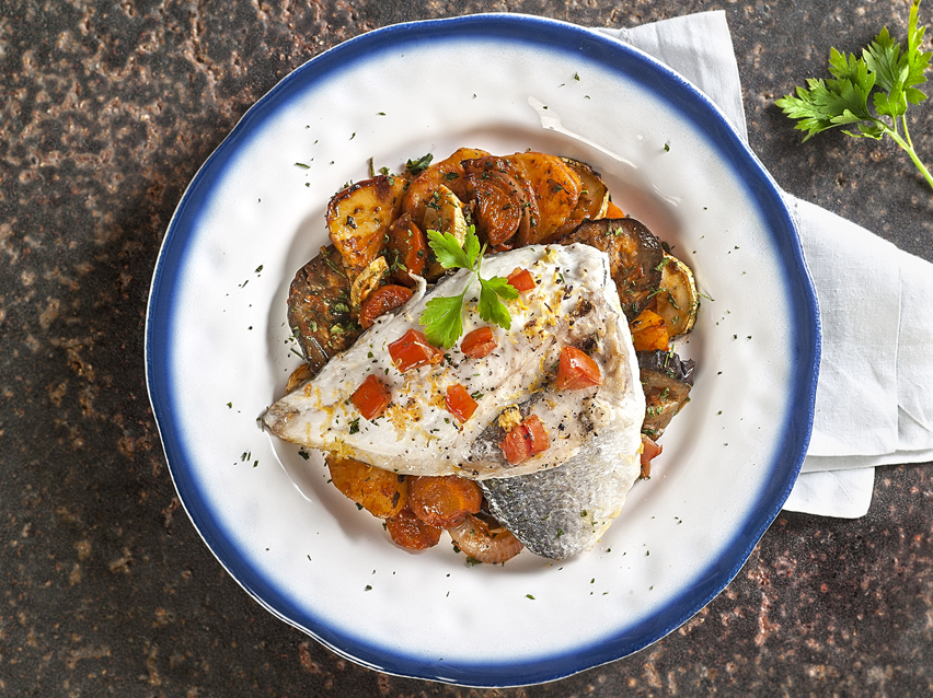 Baked sea bream fillet with vegetabes