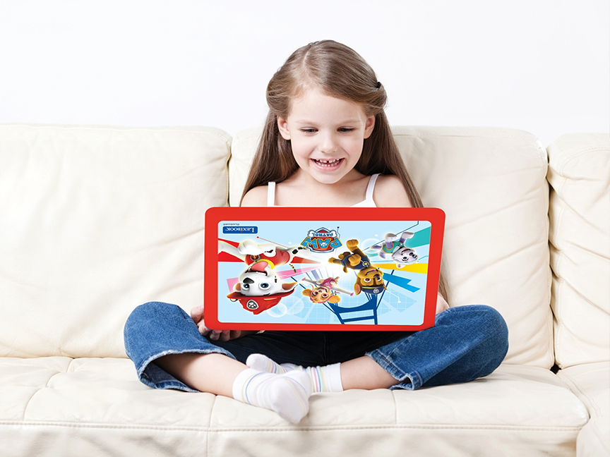 Κορίτσι σε καναπέ κρατάει κόκκινο tablet Lexibook με θέμα Paw Patrol.