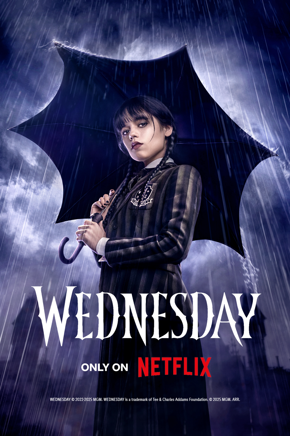 Η Wednesday Addams στη βροχή με ομπρέλα, προωθώντας τη σειρά του Netflix.