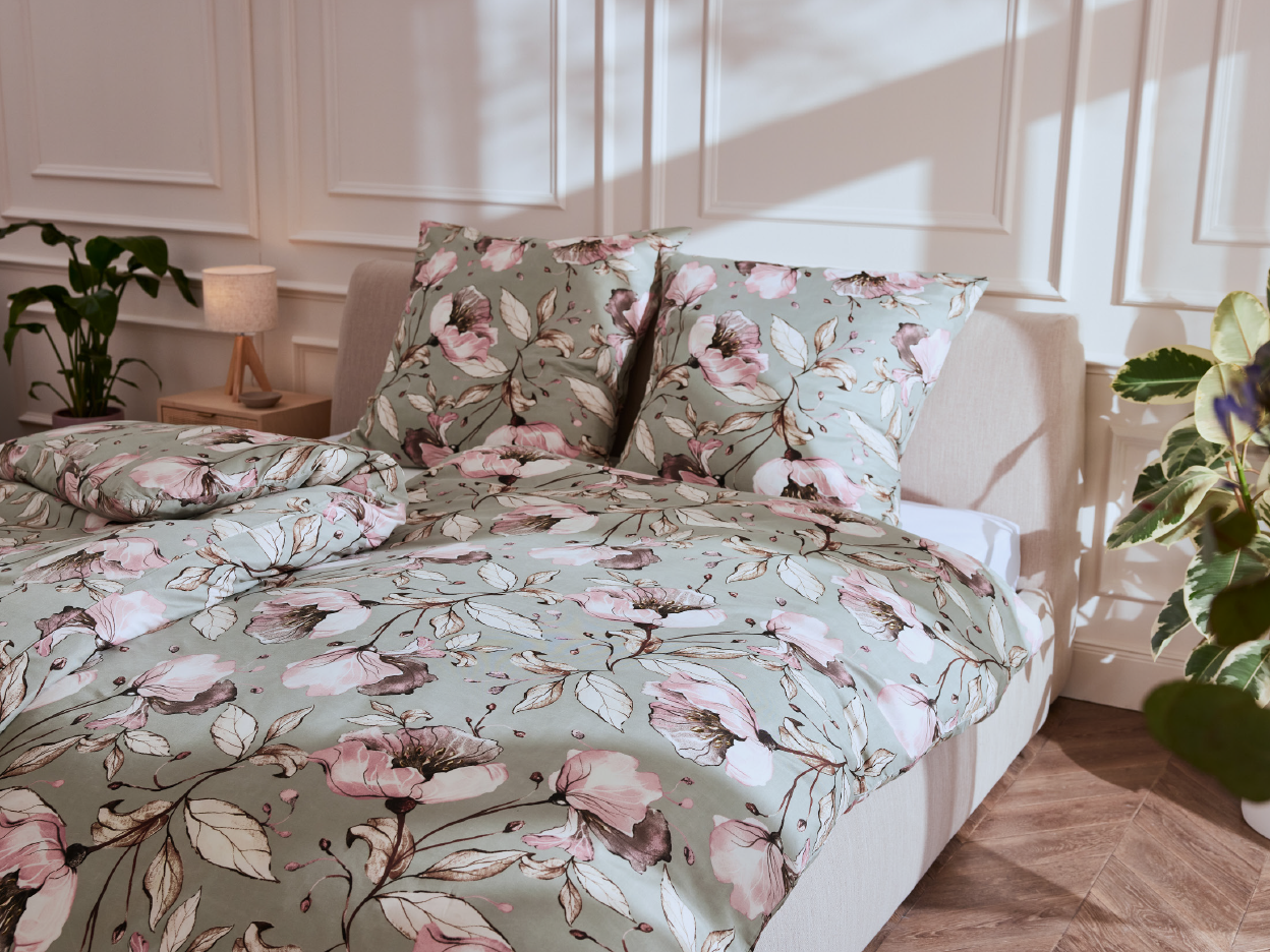 Κρεβατοκάμαρα με λευκά είδη με floral μοτίβο σε απαλό πράσινο χρώμα.