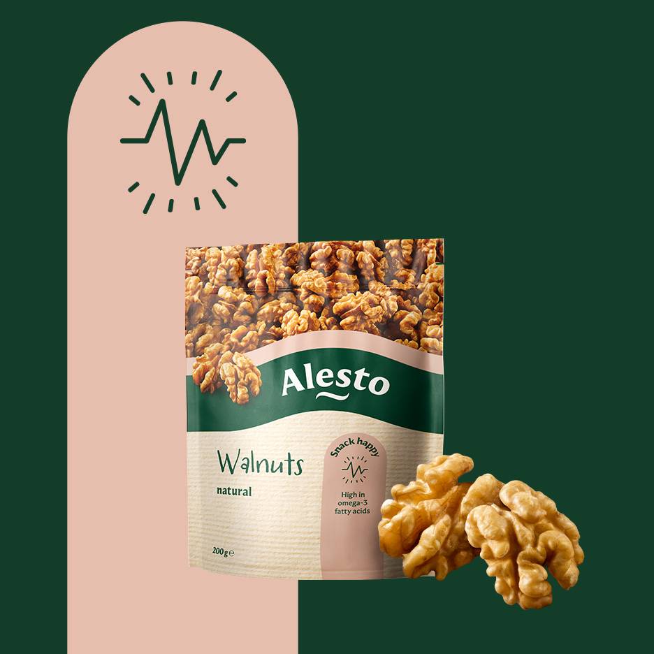 Μια σακούλα φυσικά καρύδια με το λογότυπο 'Snack happy', δίπλα σε χύμα καρύδια.