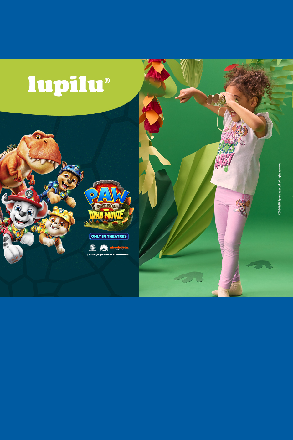 Παιδικά ρούχα με χαρακτήρες Paw Patrol Dino Movie, με ένα κορίτσι να παίζει σε σκηνικό ζούγκλας.