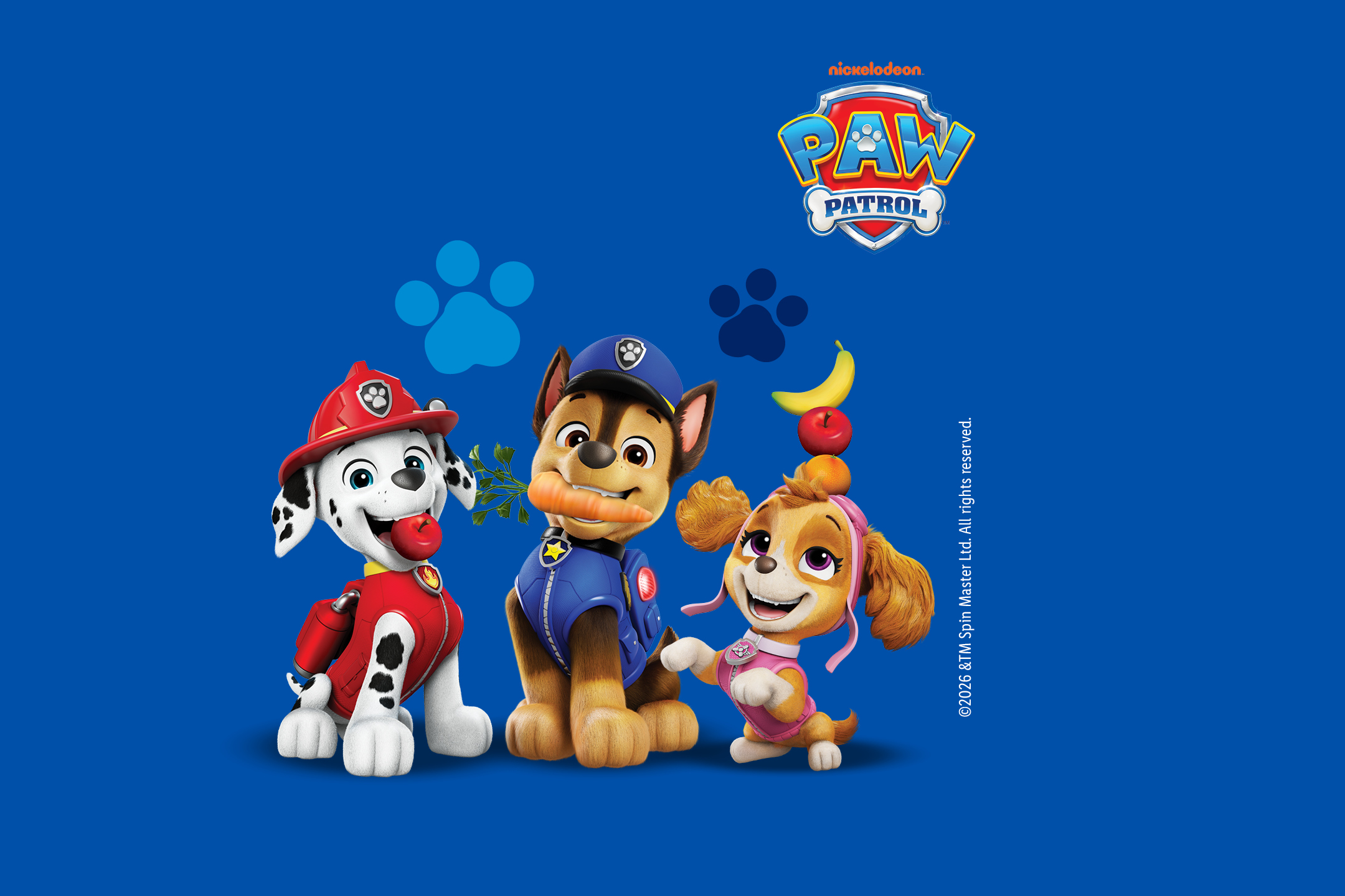 Οι χαρακτήρες του Paw Patrol Μάρσαλ, Τσέις και Σκάι με φρούτα και λαχανικά σε μπλε φόντο.