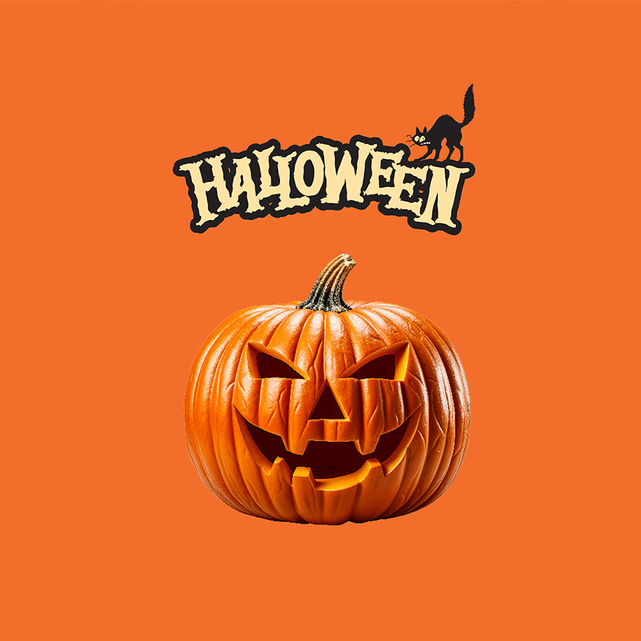 Μια σκαλιστή κολοκύθα Halloween με μια μαύρη γάτα και το κείμενο 'HALLOWEEN' σε πορτοκαλί φόντο.