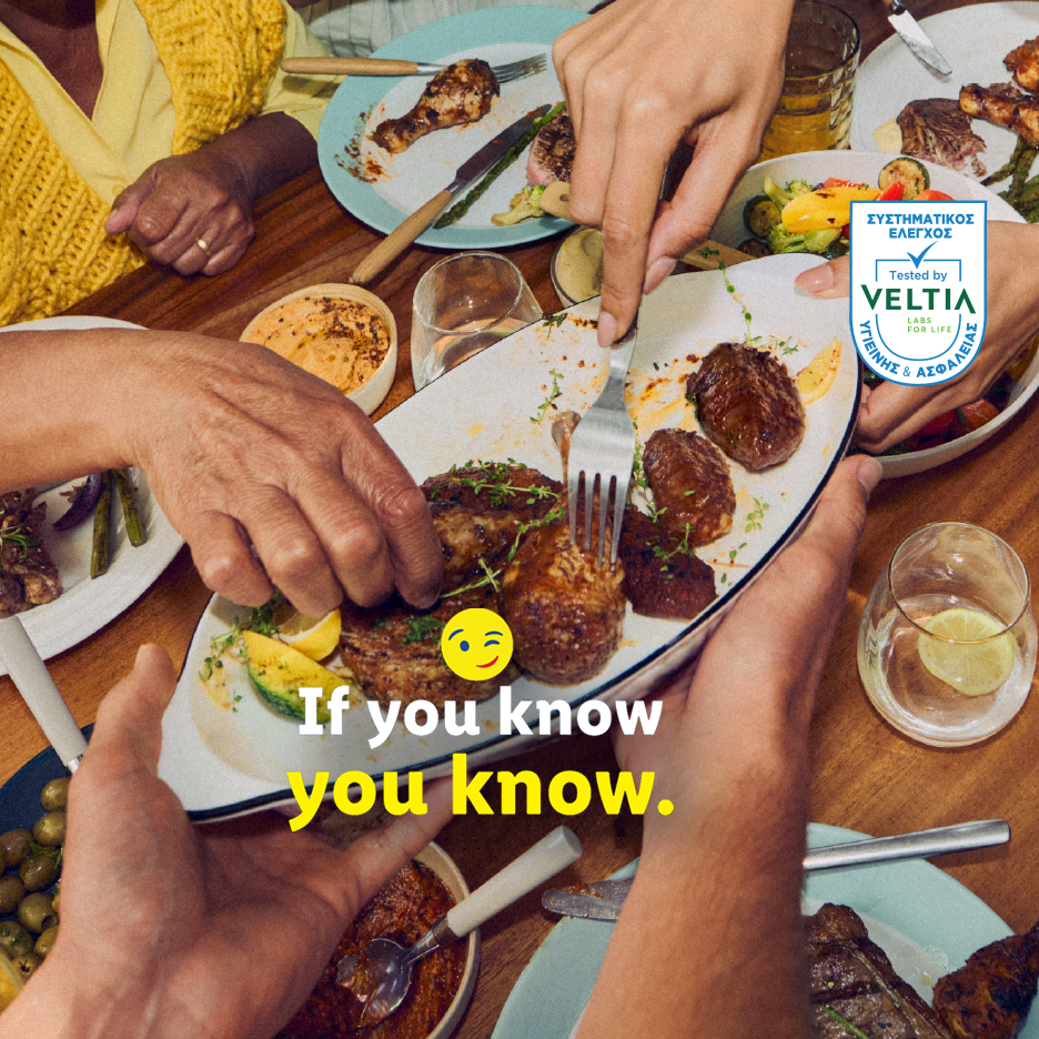 Άνθρωποι μοιράζονται ένα γεύμα με ψητά κρέατα και λαχανικά, με λογότυπο ασφάλειας τροφίμων και το κείμενο 'If you know, you know.'