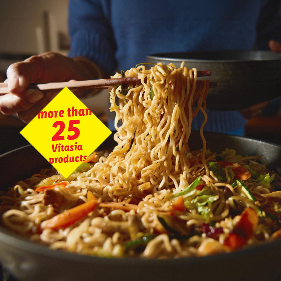Ξυλάκια σηκώνουν νουντλς από τηγάνι με stir-fry, με κείμενο: περισσότερα από 25 προϊόντα.