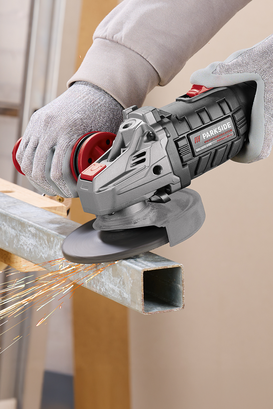 Άτομο χρησιμοποιεί γωνιακό τροχό Parkside για να κόψει μια μεταλλική δοκό, δημιουργώντας σπίθες.