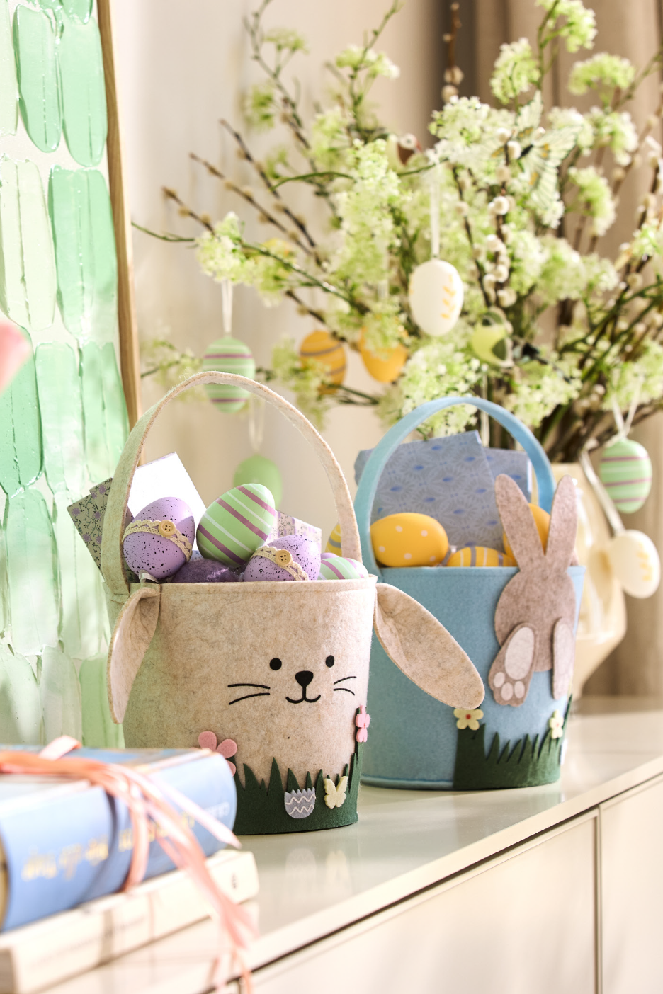 Πασχαλινά καλάθια λαγουδάκια γεμάτα με διακοσμητικά αυγά και ανοιξιάτικα λουλούδια.