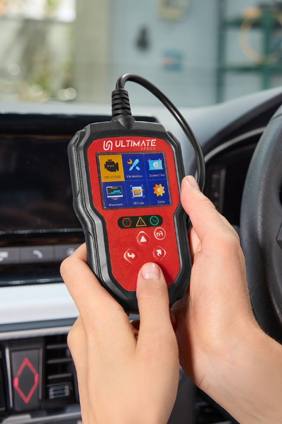 Χέρια κρατούν ένα διαγνωστικό εργαλείο αυτοκινήτου με οθόνη που δείχνει διάφορες λειτουργίες μέσα σε ένα αυτοκίνητο.