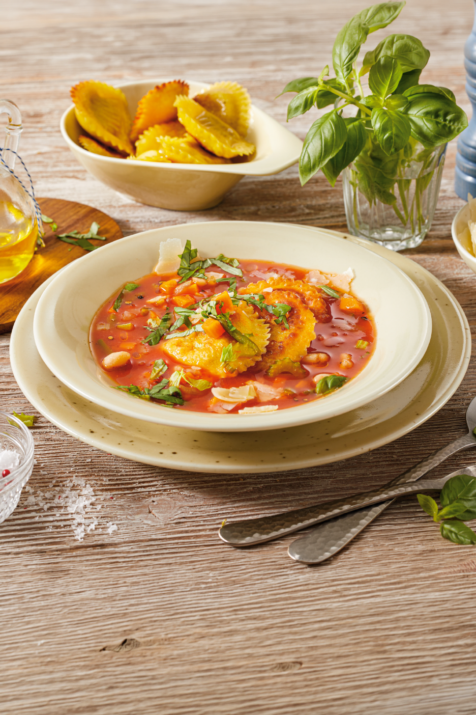 Πλούσια ραβιόλια σε σάλτσα ντομάτας με βασιλικό και παρμεζάνα, με μια μερίδα τηγανητά ραβιόλια.