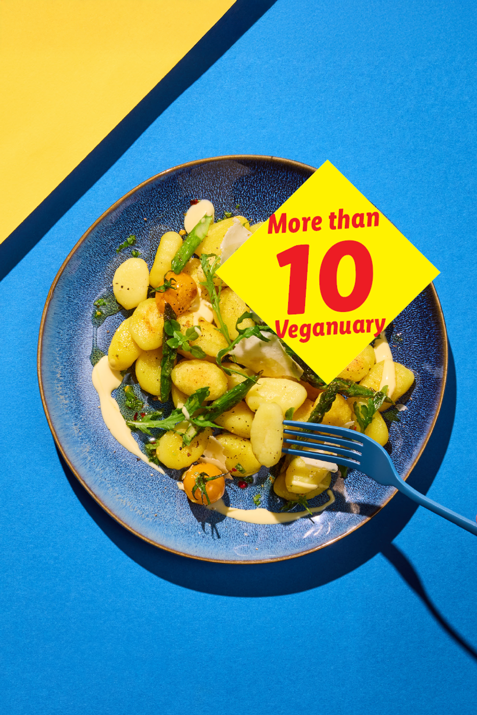 Βίγκαν πιάτο νιόκι με σπαράγγια, ντοματίνια και κρεμώδη σάλτσα, με κείμενο 'Περισσότερα από 10 Veganuary'.