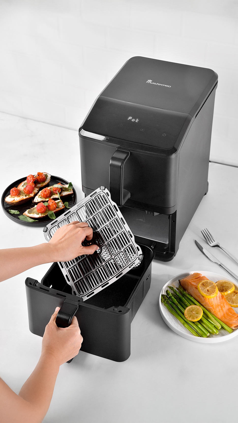Φριτέζα αέρος MasterPRO με αφαιρούμενο καλάθι, σολομός με σπαράγγια και μπρουσκέτες.