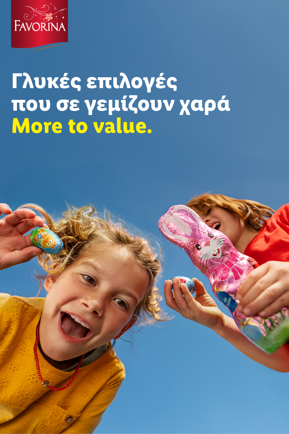 Δύο παιδιά κρατούν χαρούμενα σοκολατένια πασχαλινά αυγά και έναν σοκολατένιο λαγό κάτω από γαλανό ουρανό. Κείμενο: Γλυκές επιλογές που σε γεμίζουν χαρά. More to value.