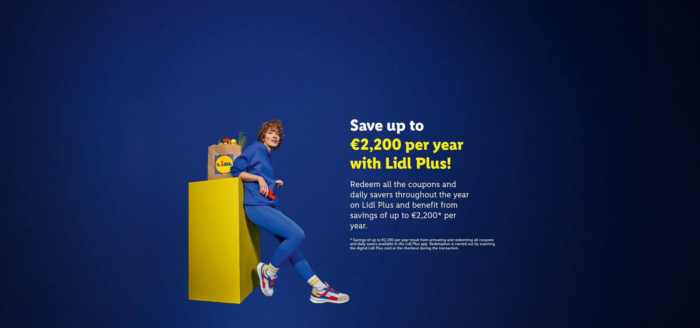 Woman with groceries, promoting savings of up to €2,200 per year with Lidl Plus.