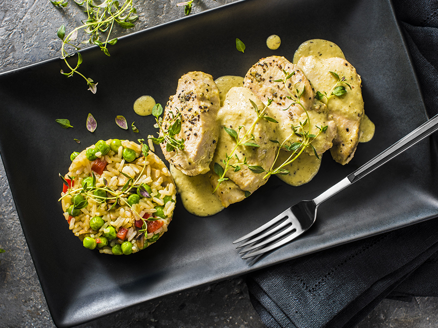 Chicken fillet with yoghurt sauce and rice