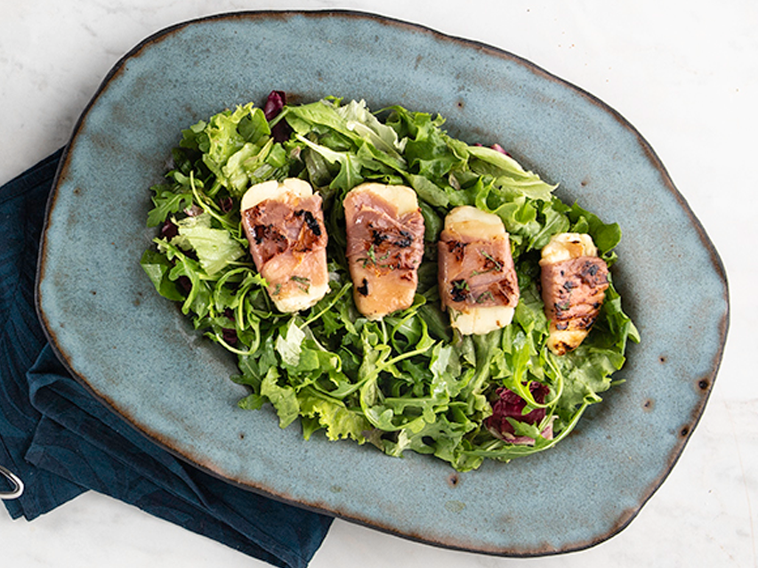 Σαλάτα με τυρί τυλιγμένο σε ζαμπόν.