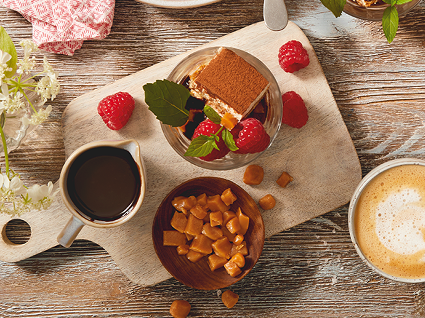 Tiramisu, caramel, raspberries, and coffee: a treat!