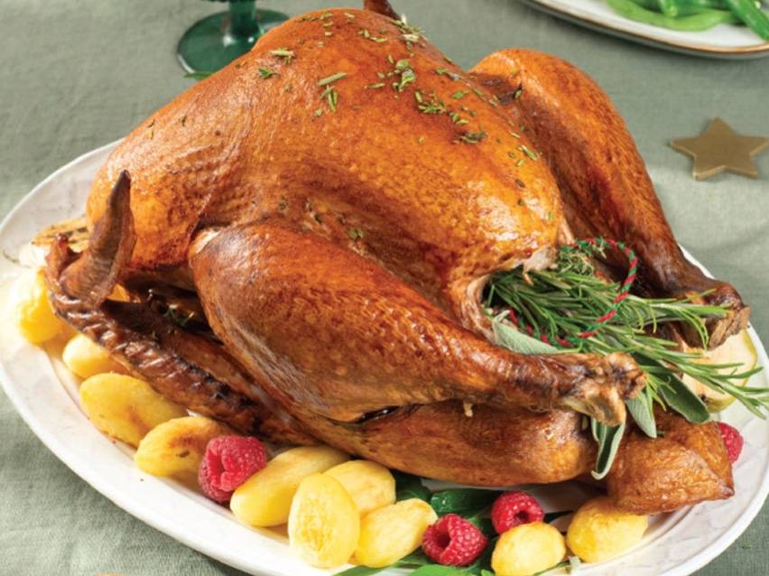 Roast turkey with potatoes and raspberries.