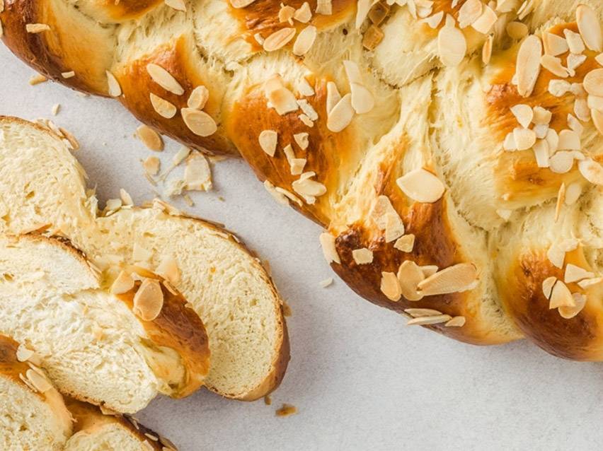 Ψωμί με αμύγδαλα, κομμένο σε φέτες.
