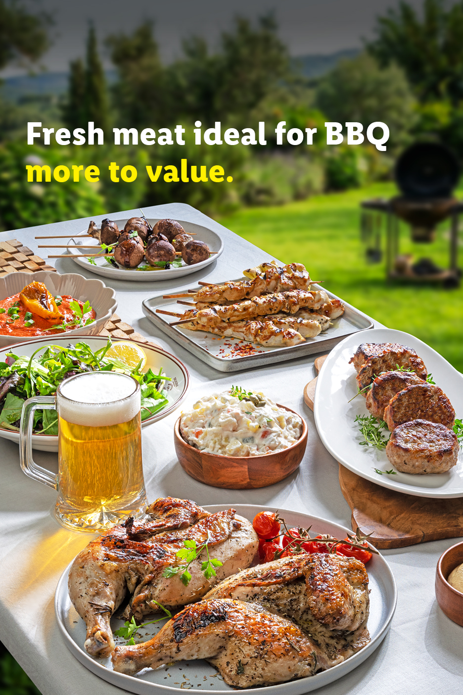 Ψητά κρέατα για BBQ με κοτόπουλο, σουβλάκια, μπιφτέκια, σαλάτες και μπύρα. Κείμενο: Φρέσκο κρέας ιδανικό για BBQ, περισσότερη αξία.