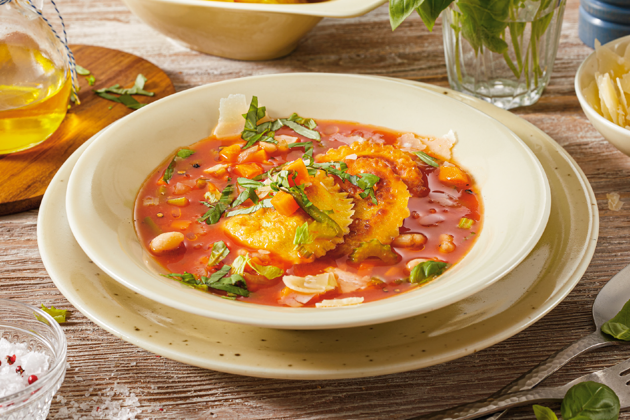 Ένα μπολ ραβιόλια σε σάλτσα ντομάτας με λαχανικά, βασιλικό και παρμεζάνα.